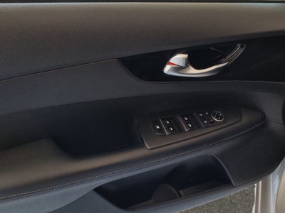 2023 Kia Forte 4 pts. EX, 2.0l, TA, a/ac., f. niebla, RA-16 (línea anterior)