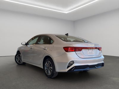 2023 Kia Forte 4 pts. EX, 2.0l, TA, a/ac., f. niebla, RA-16 (línea anterior)