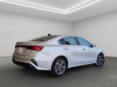 2023 Kia Forte 4 pts. EX, 2.0l, TA, a/ac., f. niebla, RA-16 (línea anterior)