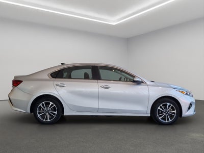 2023 Kia Forte 4 pts. EX, 2.0l, TA, a/ac., f. niebla, RA-16 (línea anterior)