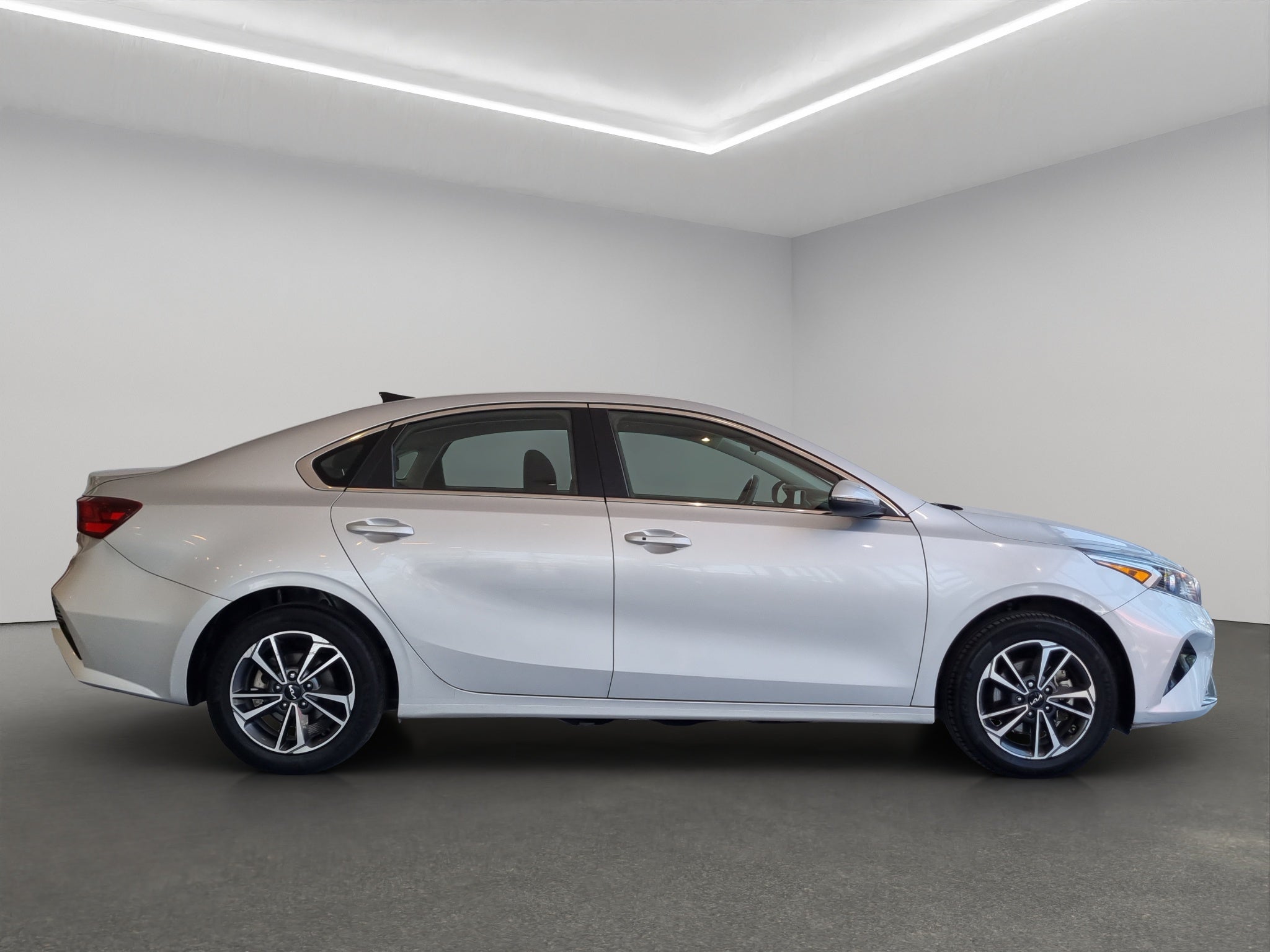 2023 Kia Forte 4 pts. EX, 2.0l, TA, a/ac., f. niebla, RA-16 (línea anterior)