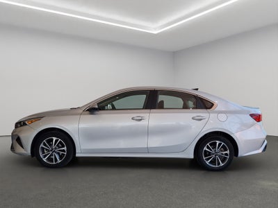 2023 Kia Forte 4 pts. EX, 2.0l, TA, a/ac., f. niebla, RA-16 (línea anterior)