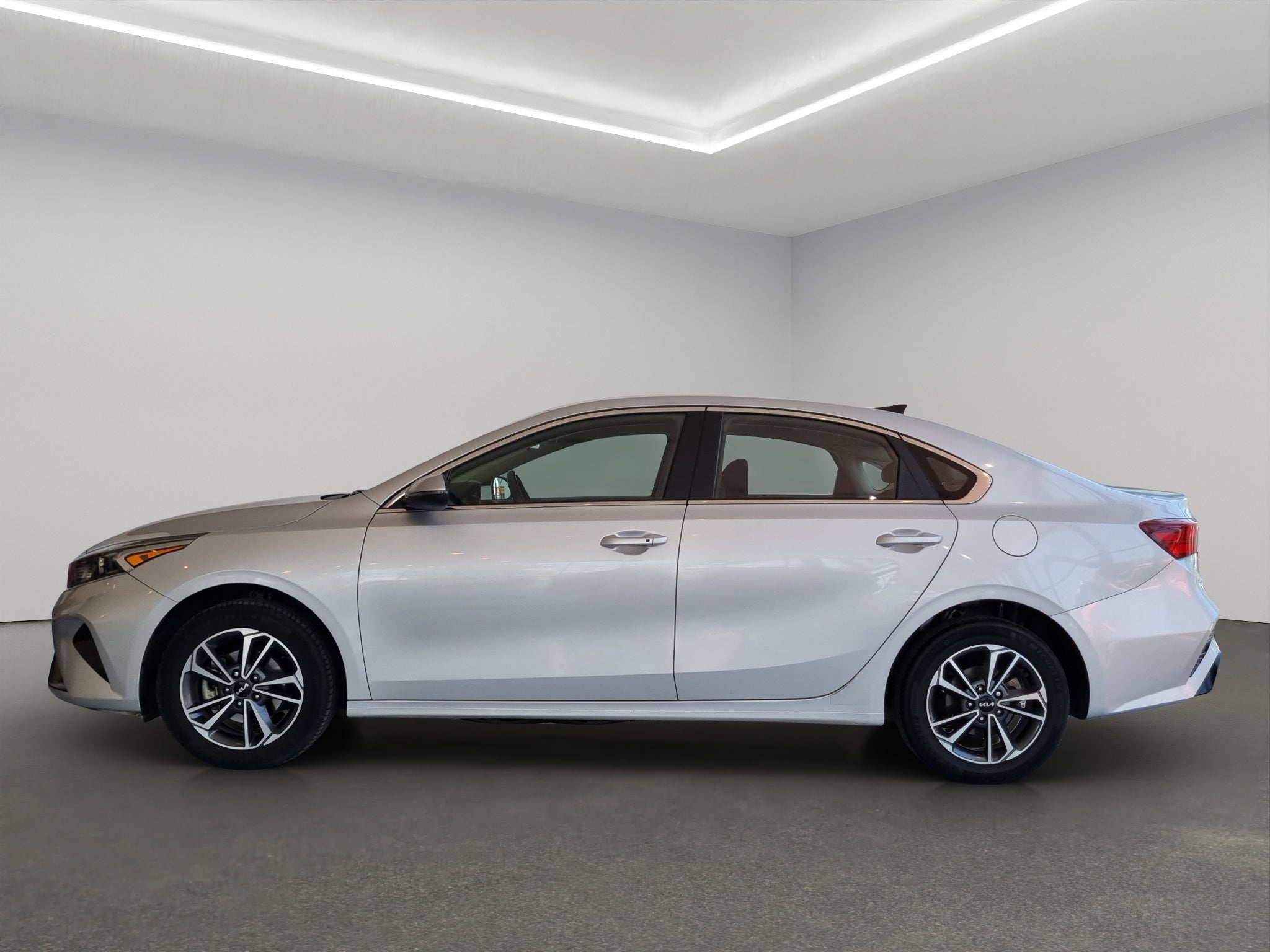 2023 Kia Forte 4 pts. EX, 2.0l, TA, a/ac., f. niebla, RA-16 (línea anterior)