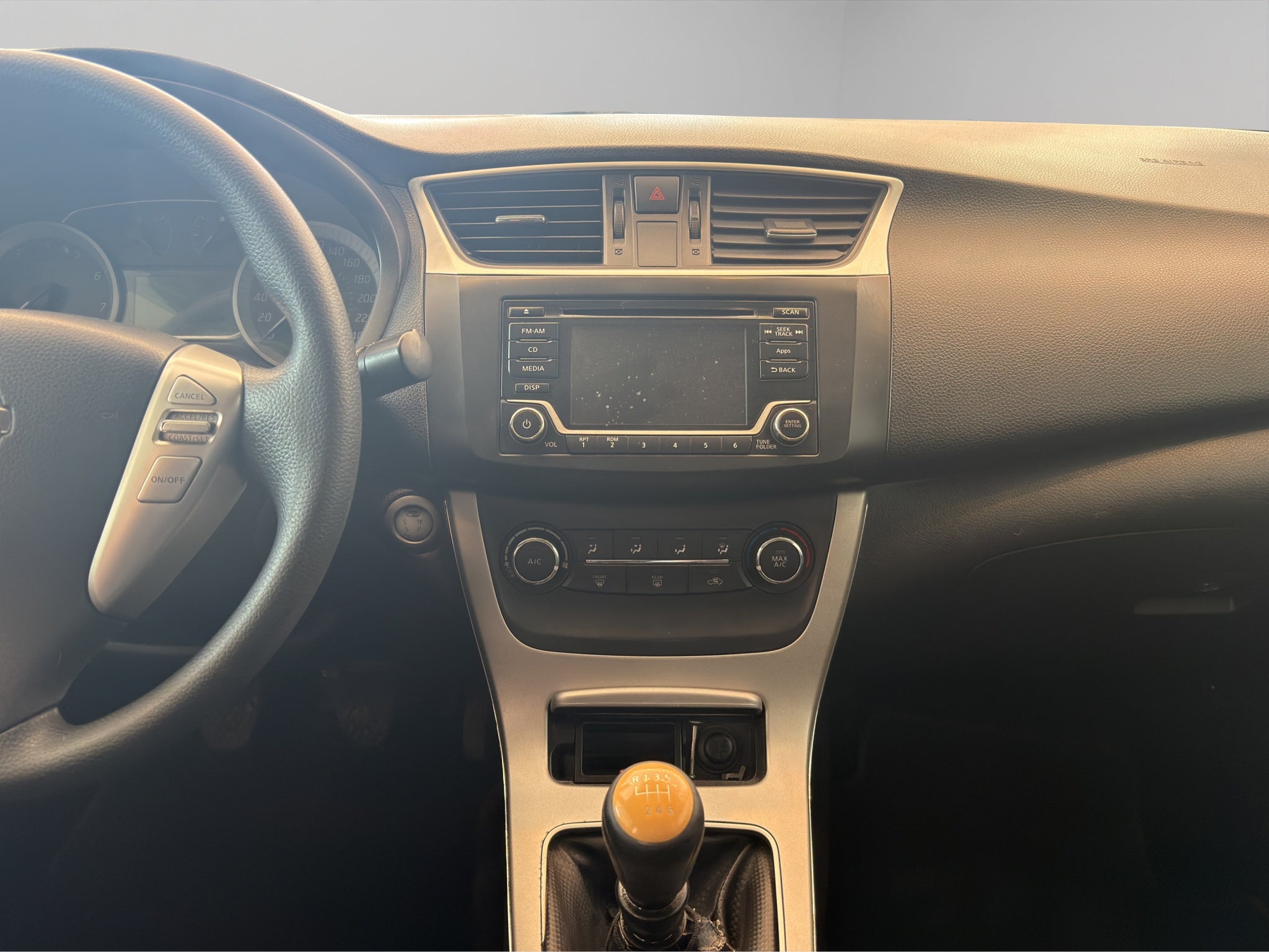 2016 Nissan Sentra 4 pts. Advance, TM6, a/ac., f. niebla, RA-16 (línea anterior)