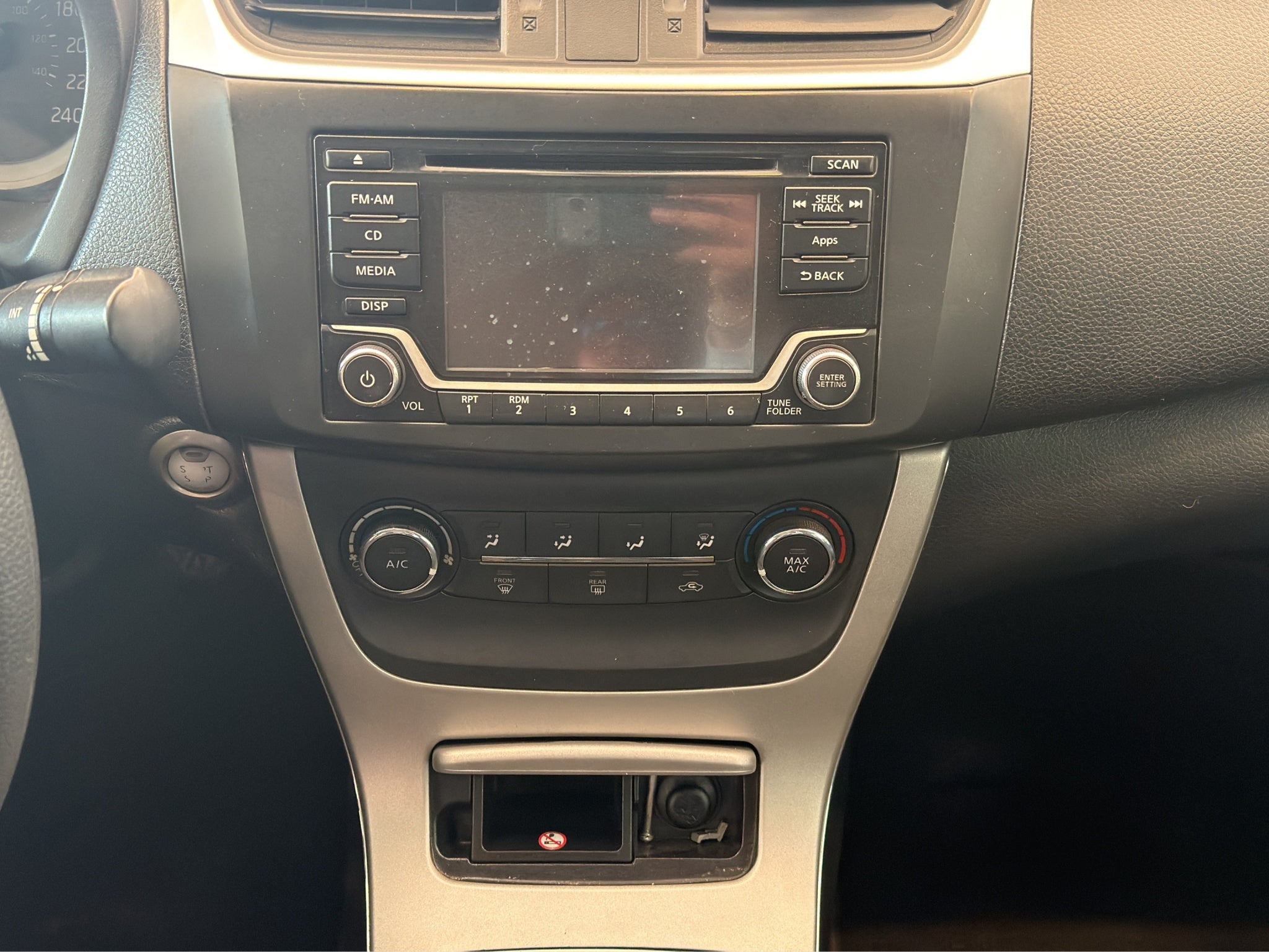 2016 Nissan Sentra 4 pts. Advance, TM6, a/ac., f. niebla, RA-16 (línea anterior)
