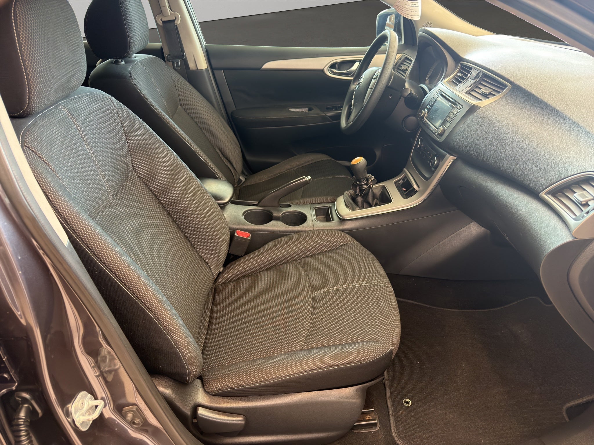 2016 Nissan Sentra 4 pts. Advance, TM6, a/ac., f. niebla, RA-16 (línea anterior)