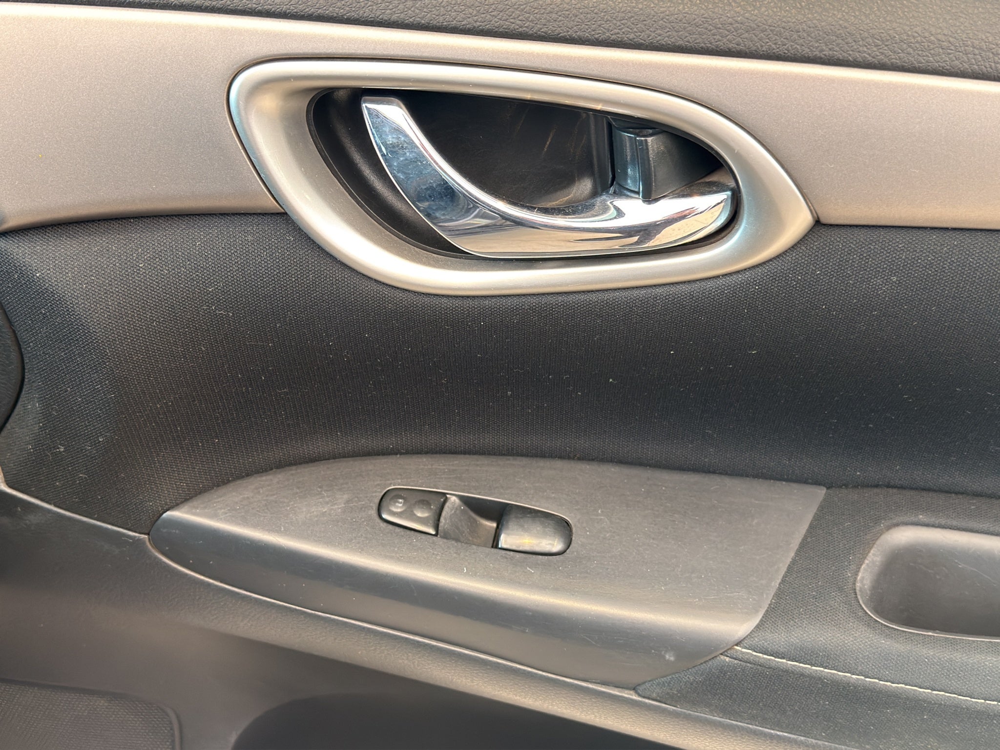 2016 Nissan Sentra 4 pts. Advance, TM6, a/ac., f. niebla, RA-16 (línea anterior)