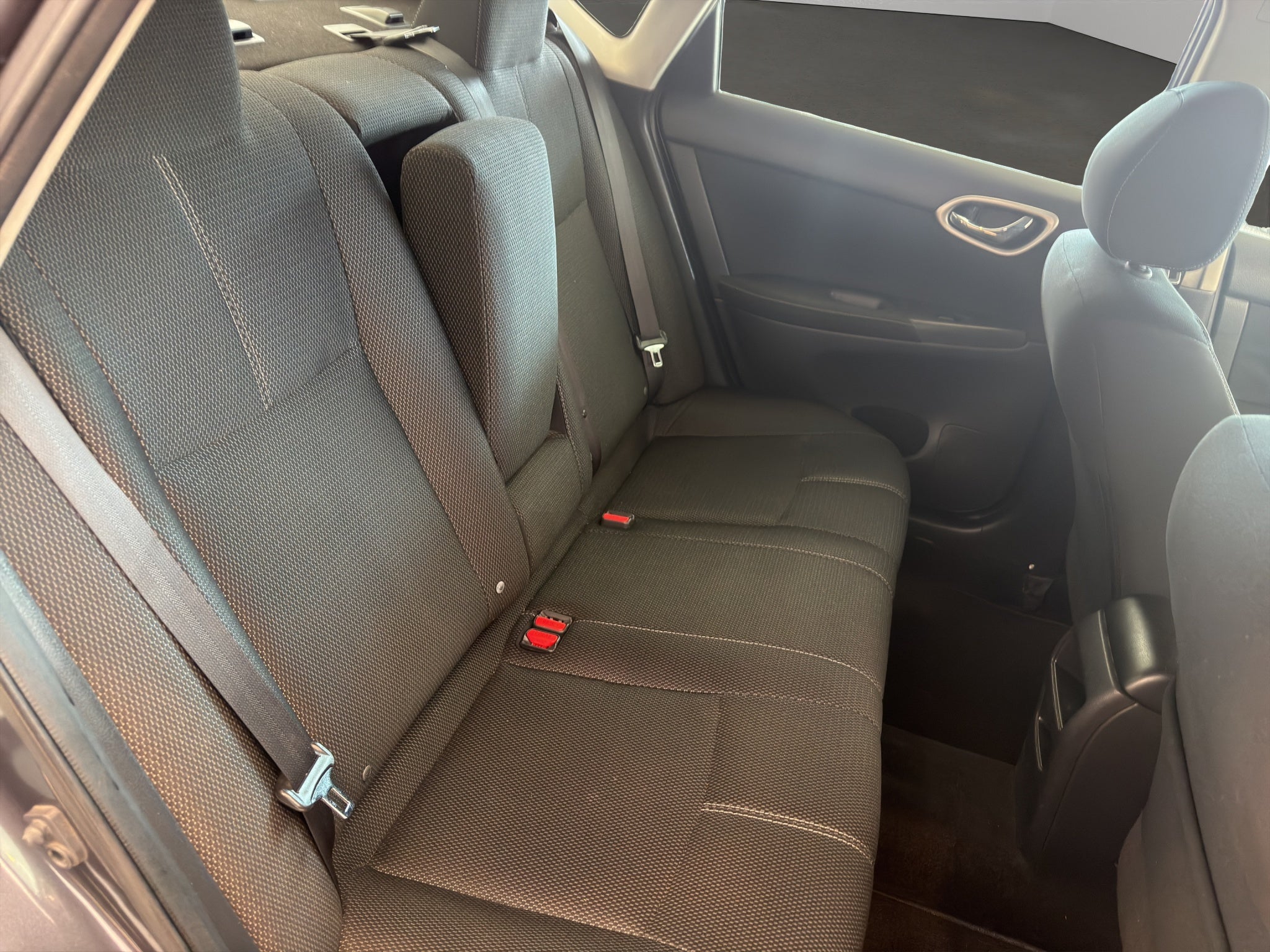 2016 Nissan Sentra 4 pts. Advance, TM6, a/ac., f. niebla, RA-16 (línea anterior)