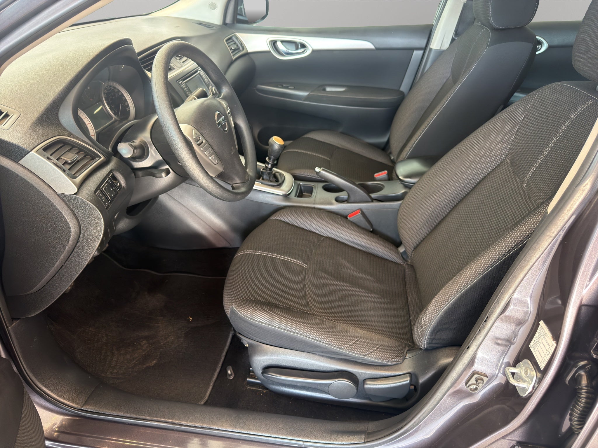 2016 Nissan Sentra 4 pts. Advance, TM6, a/ac., f. niebla, RA-16 (línea anterior)