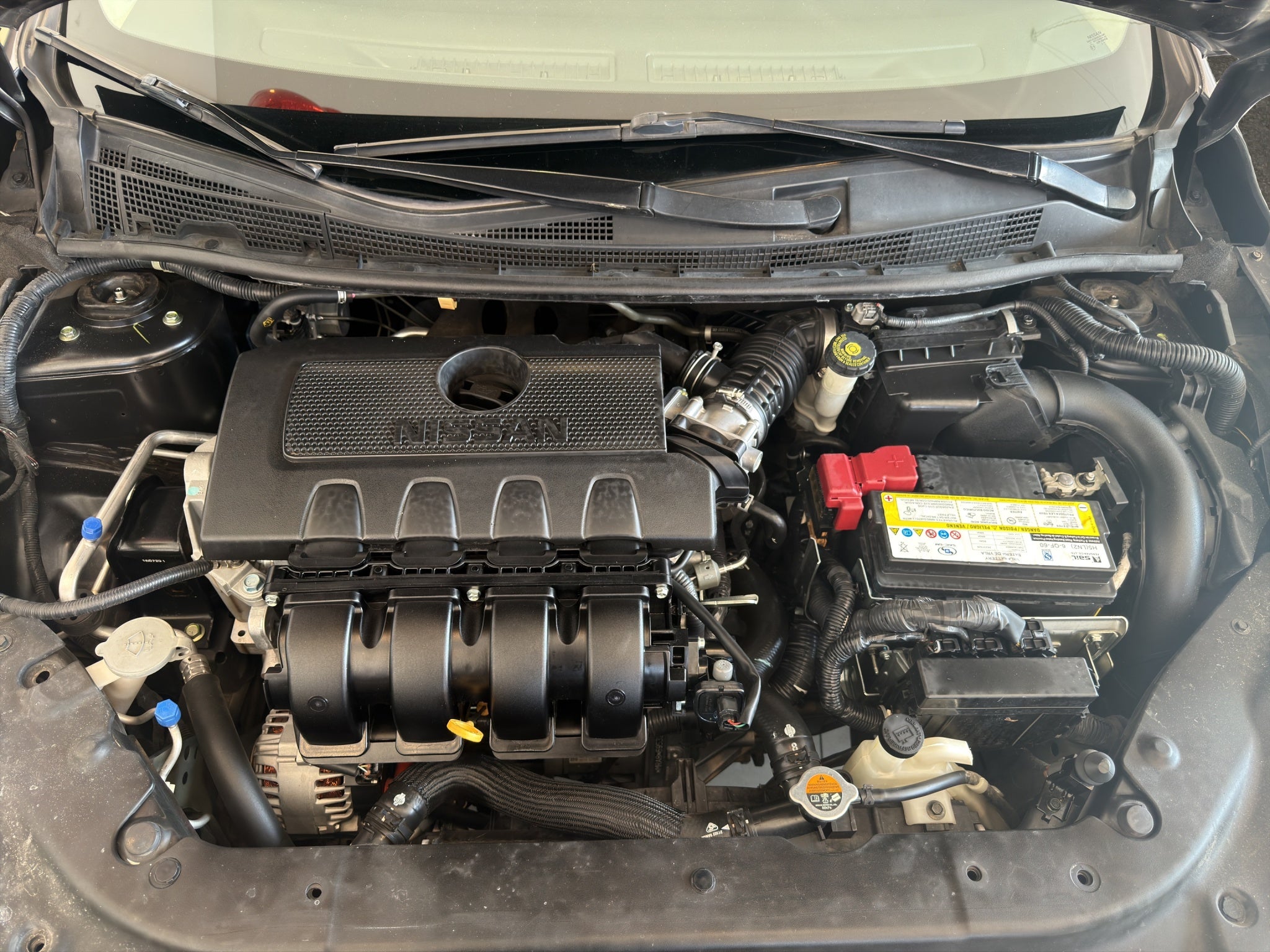 2016 Nissan Sentra 4 pts. Advance, TM6, a/ac., f. niebla, RA-16 (línea anterior)