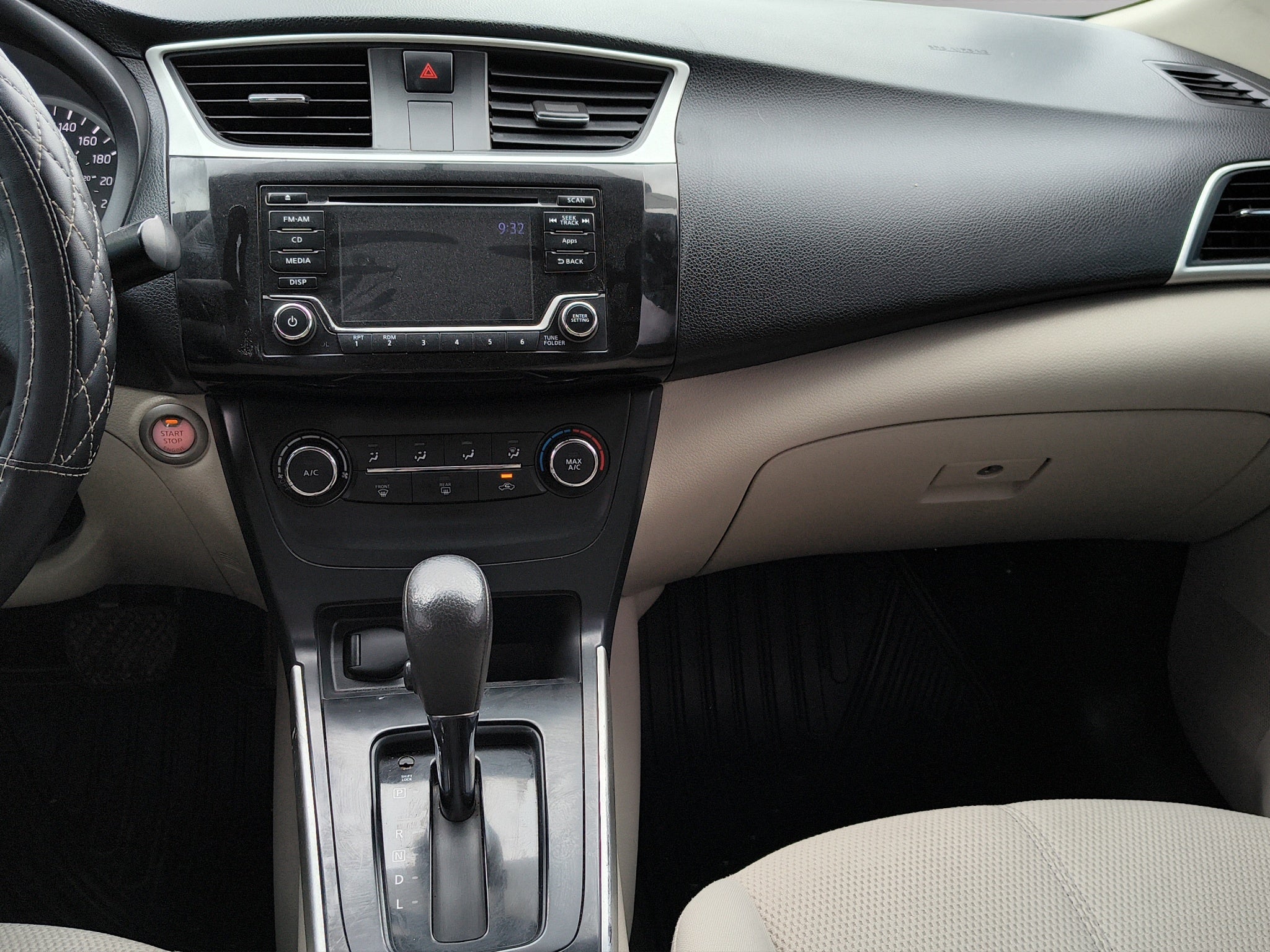2018 Nissan Sentra 4 pts. Advance, TM6, a/ac., f. niebla, RA-16