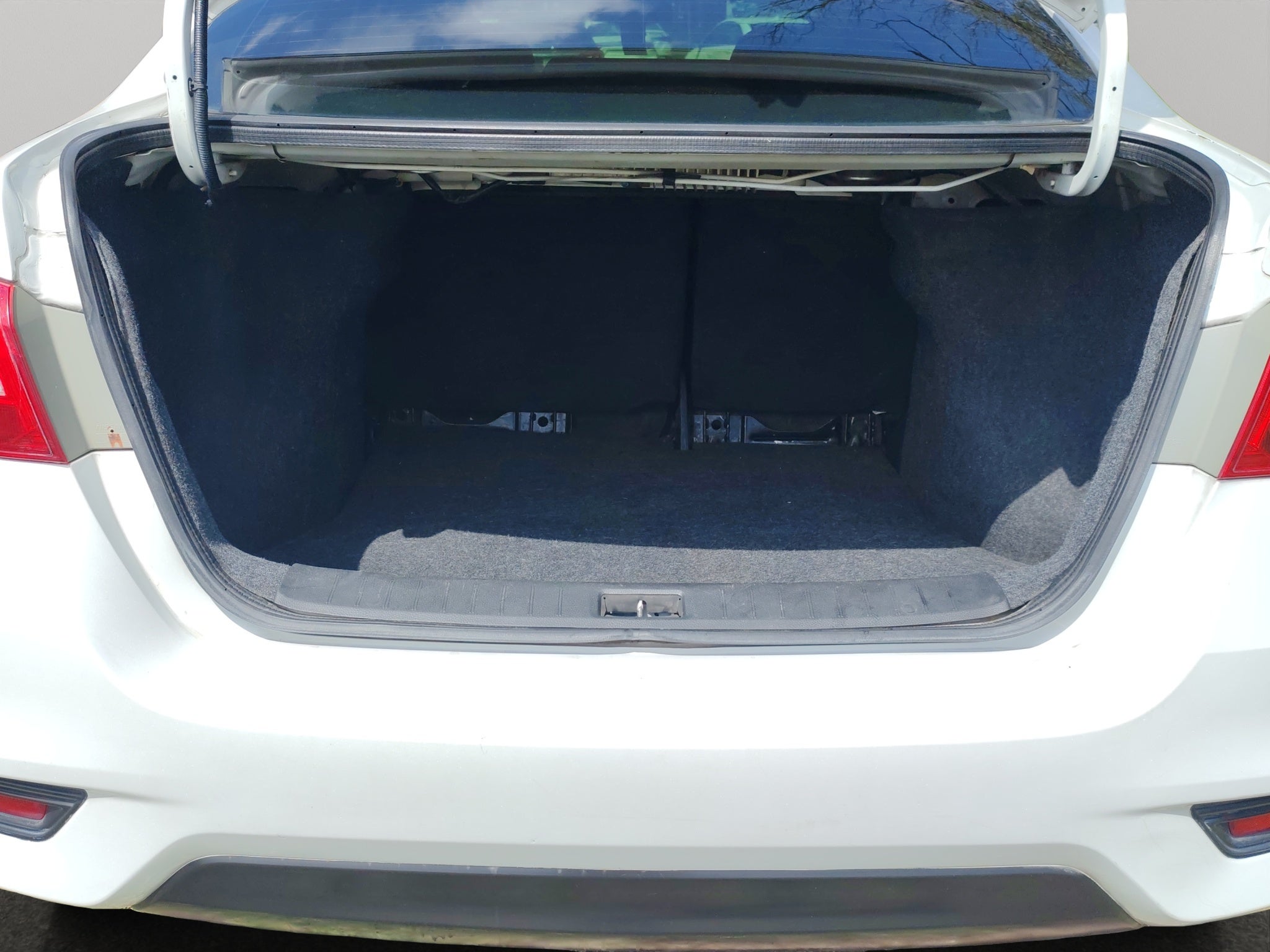 2019 Nissan Sentra 4 pts. Exclusive, TA, a/ac. Aut., piel, QC, GPS, f. led, RA-17 (línea anterior)