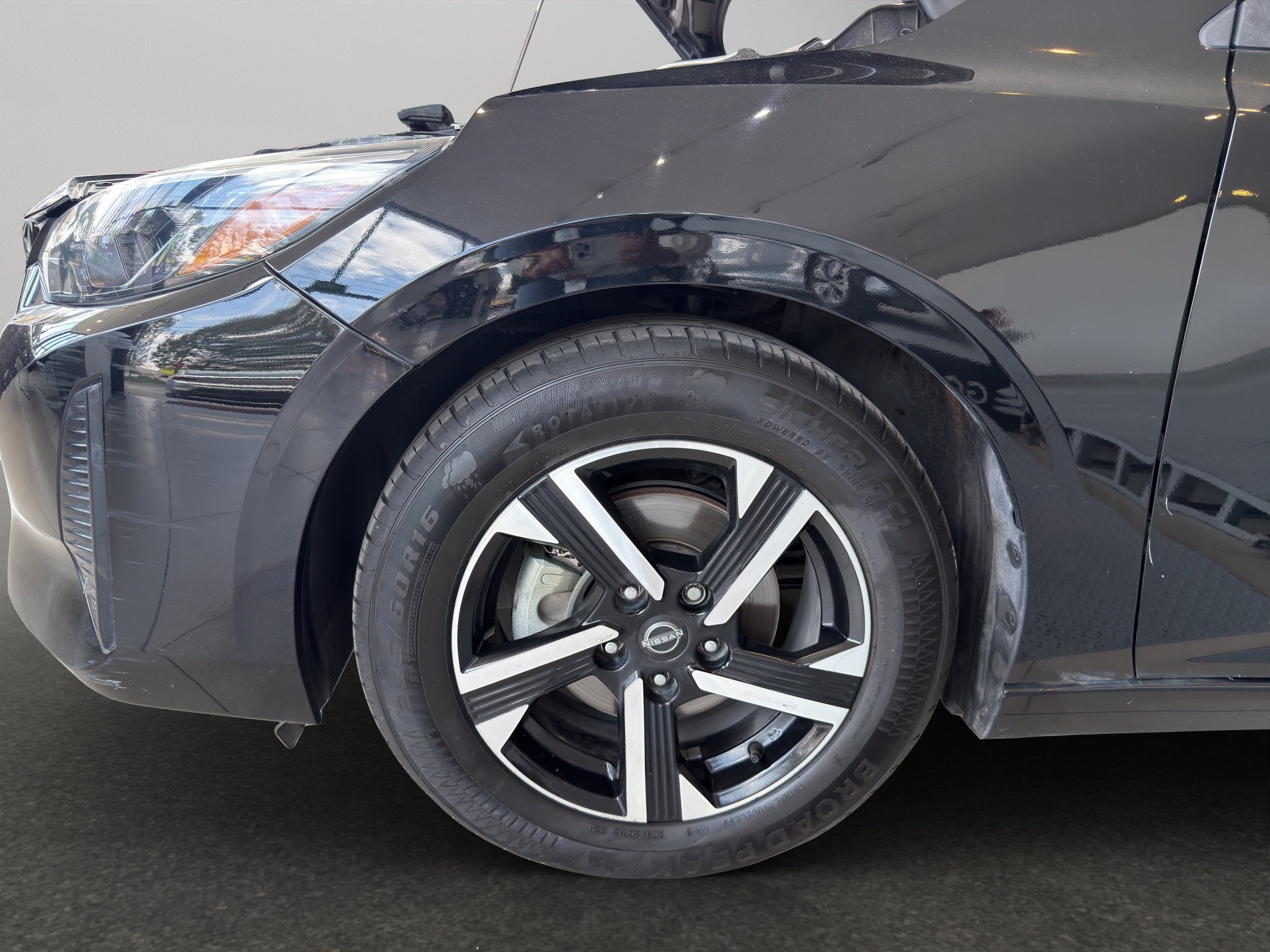 2024 Nissan Sentra 4 pts. Advance, TM6, a/ac., f. niebla, RA-16