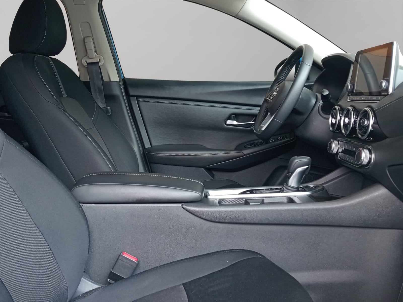 2024 Nissan Sentra 4 pts. Advance, TM6, a/ac., f. niebla, RA-16