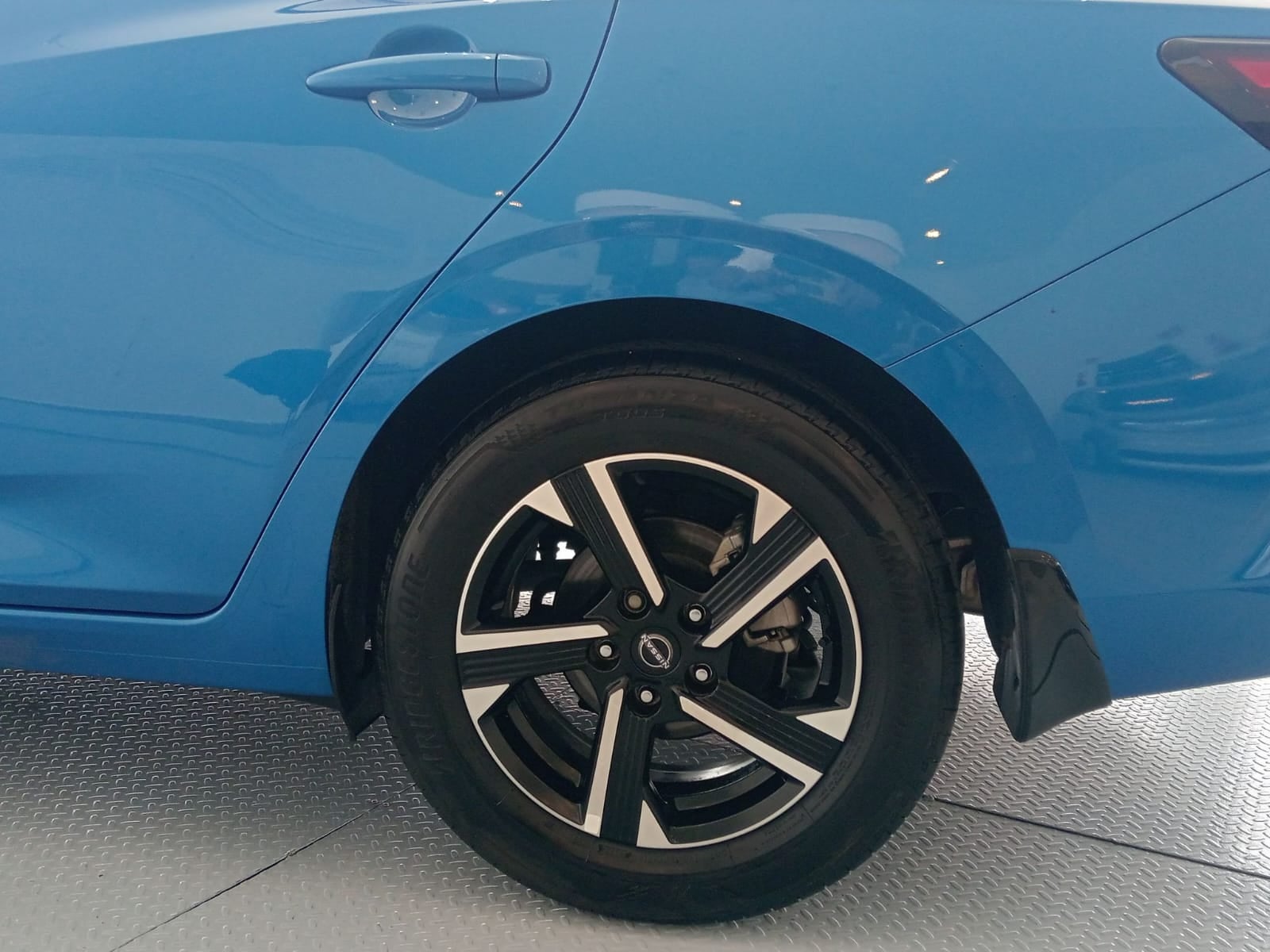 2024 Nissan Sentra 4 pts. Advance, TM6, a/ac., f. niebla, RA-16
