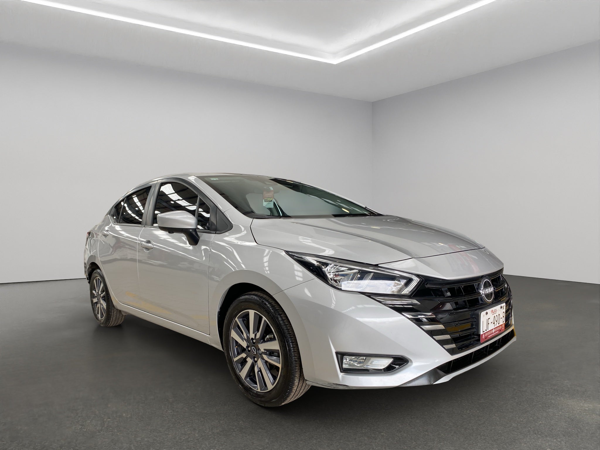 2024 Nissan Versa 4 pts. Advance, TM5, a/ac., f. niebla, RA-16