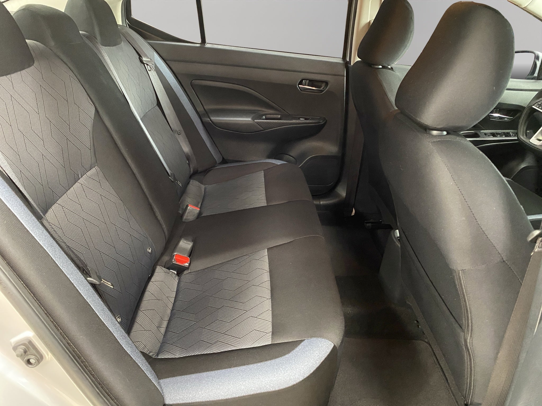 2024 Nissan Versa 4 pts. Advance, TM5, a/ac., f. niebla, RA-16