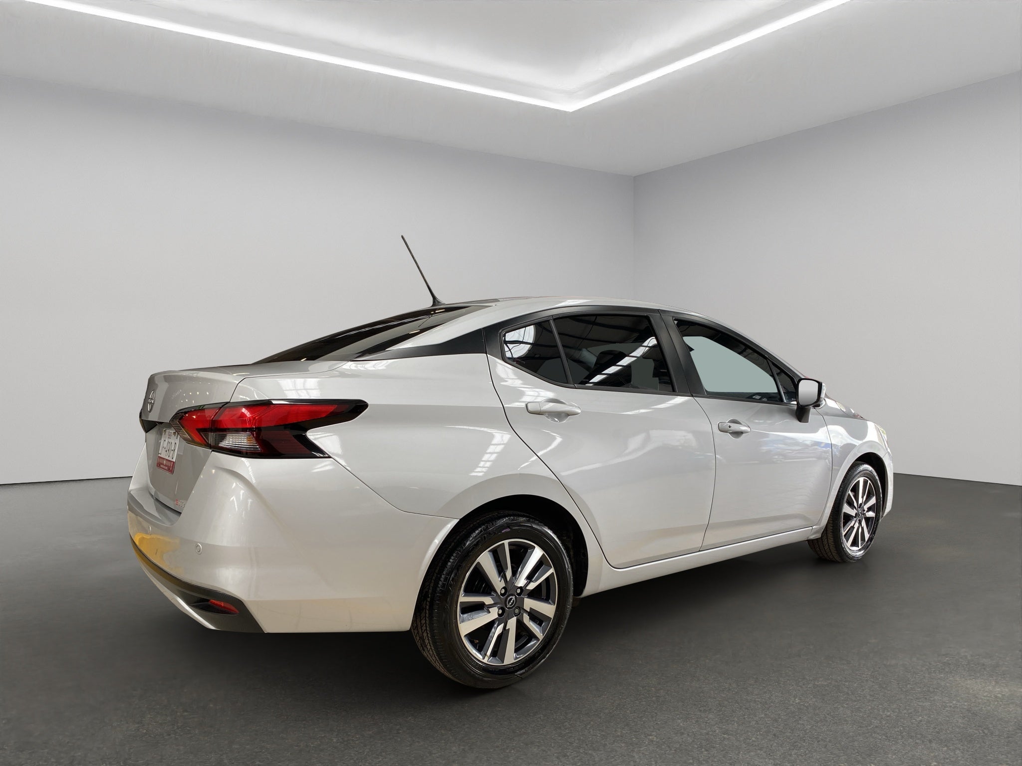 2024 Nissan Versa 4 pts. Advance, TM5, a/ac., f. niebla, RA-16