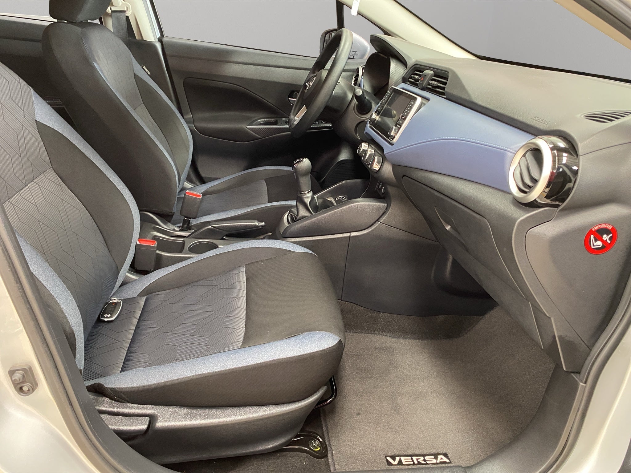 2024 Nissan Versa 4 pts. Advance, TM5, a/ac., f. niebla, RA-16