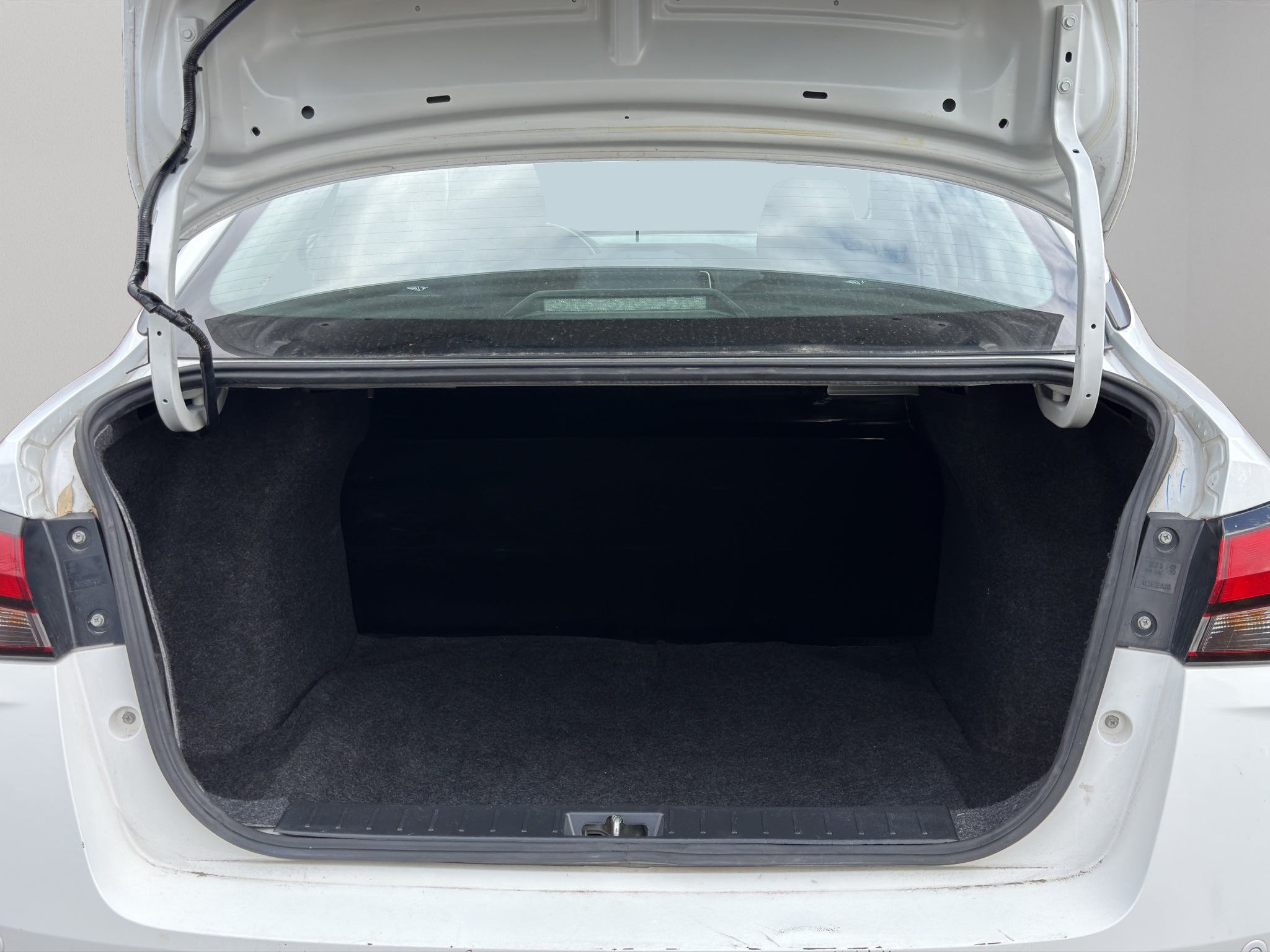 2024 Nissan Versa 4 pts. Sense, TM5, a/ac., R-15