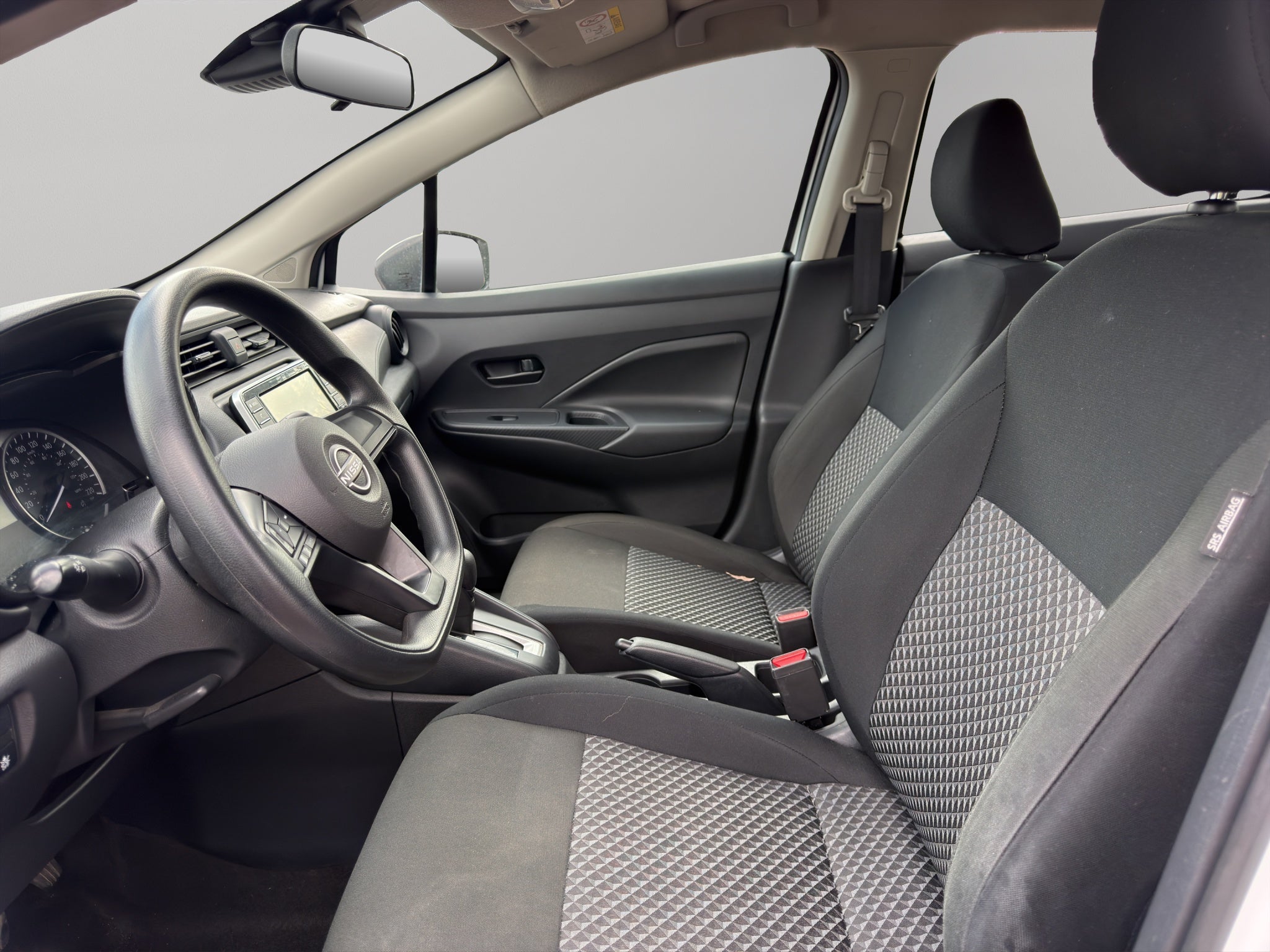 2024 Nissan Versa 4 pts. Sense, TM5, a/ac., R-15