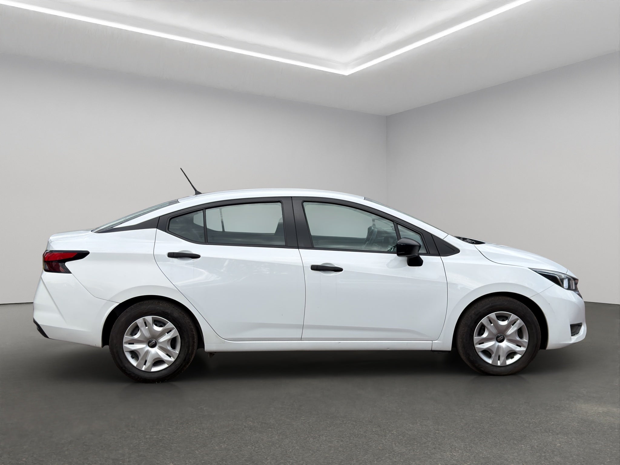 2024 Nissan Versa 4 pts. Sense, TM5, a/ac., R-15