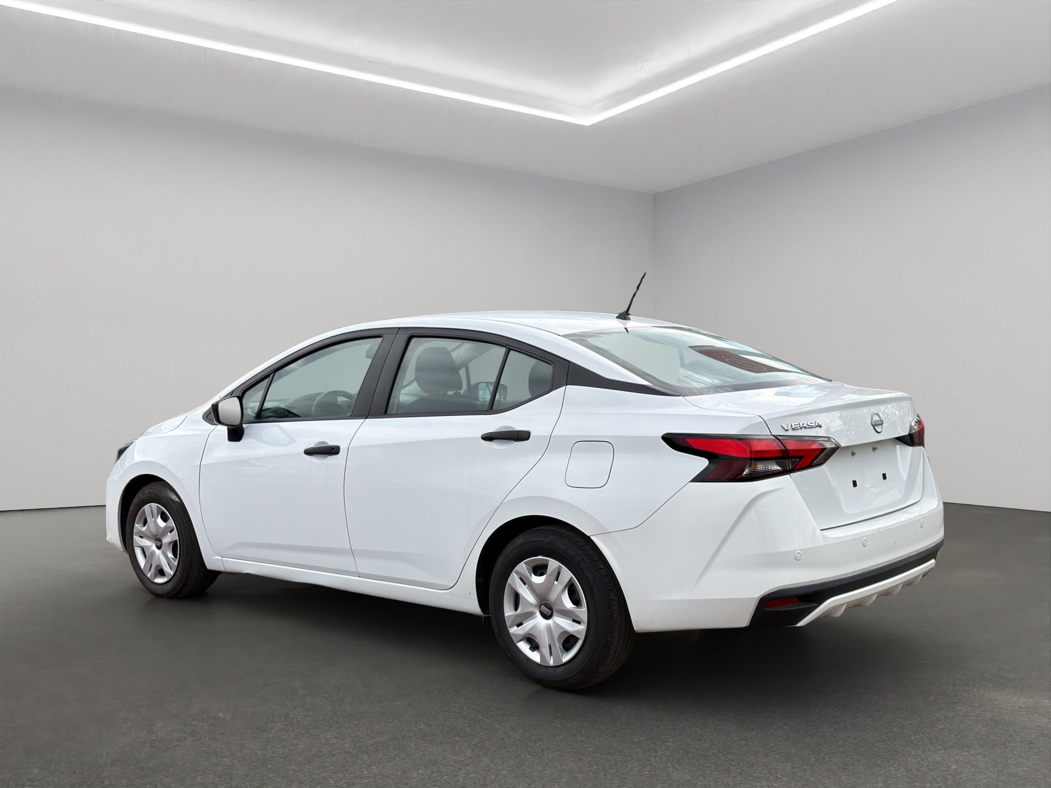 2024 Nissan Versa 4 pts. Sense, TM5, a/ac., R-15