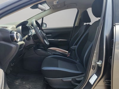2024 Nissan Versa 4 pts. Advance, TM5, a/ac., f. niebla, RA-16