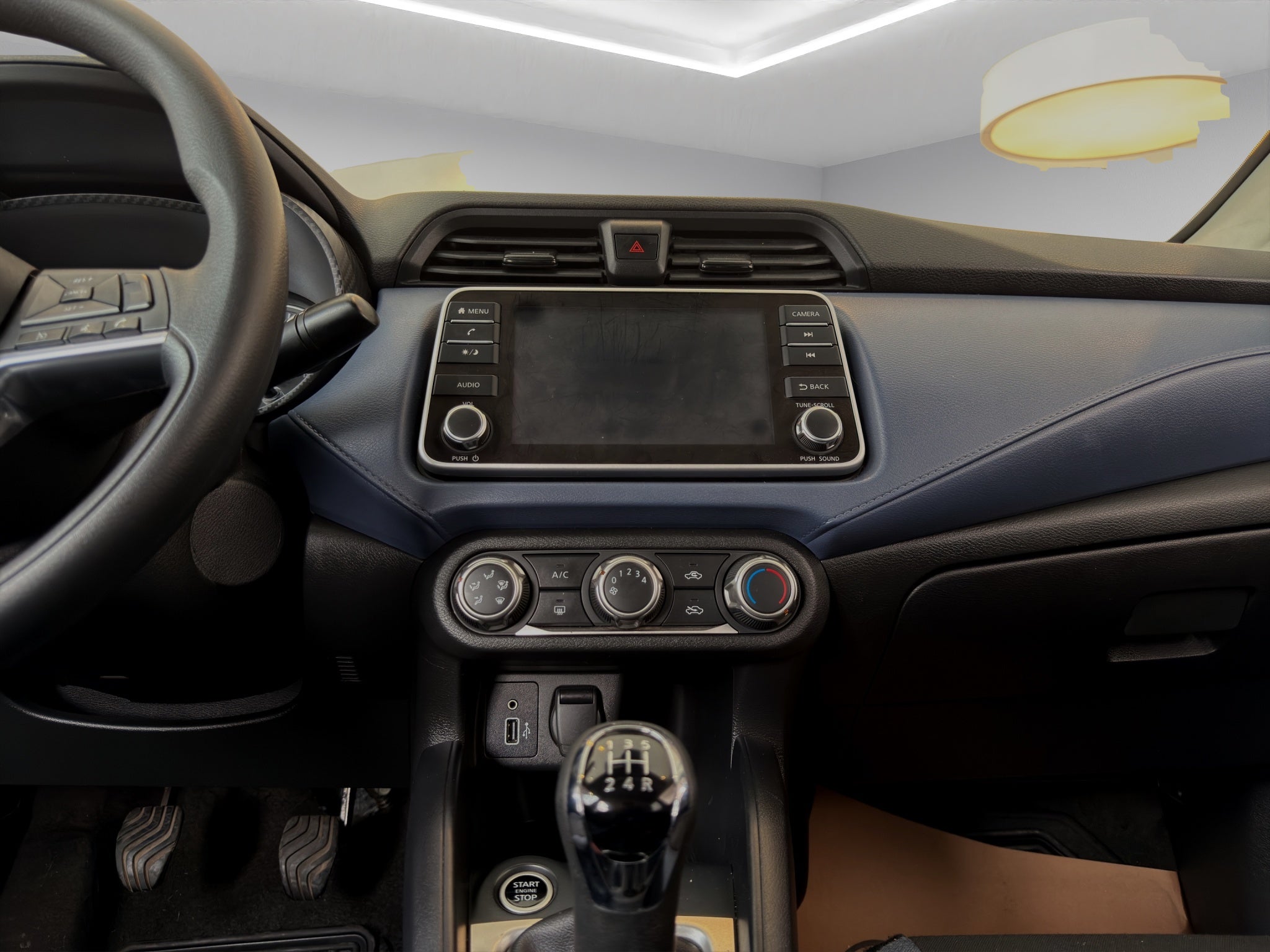 2024 Nissan Versa 4 pts. Sense, TM5, a/ac., R-15