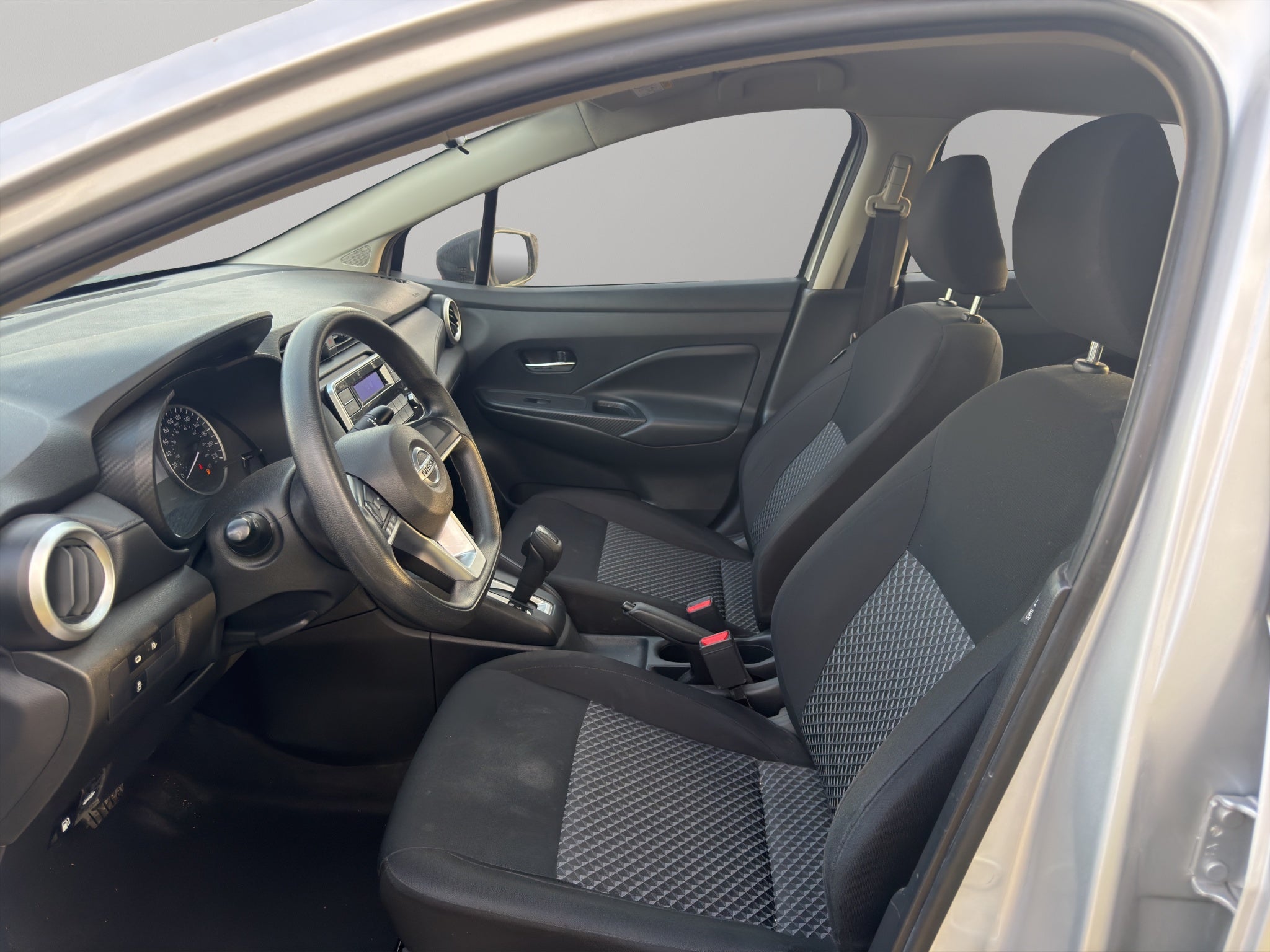 2022 Nissan Versa 4 pts. Sense, TM5, a/ac., VE, R-15 (línea anterior)