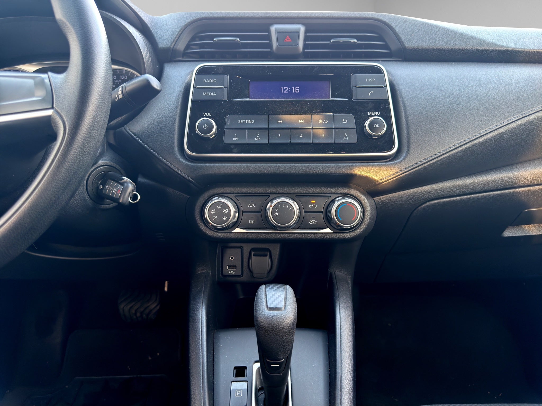 2022 Nissan Versa 4 pts. Sense, TM5, a/ac., VE, R-15 (línea anterior)