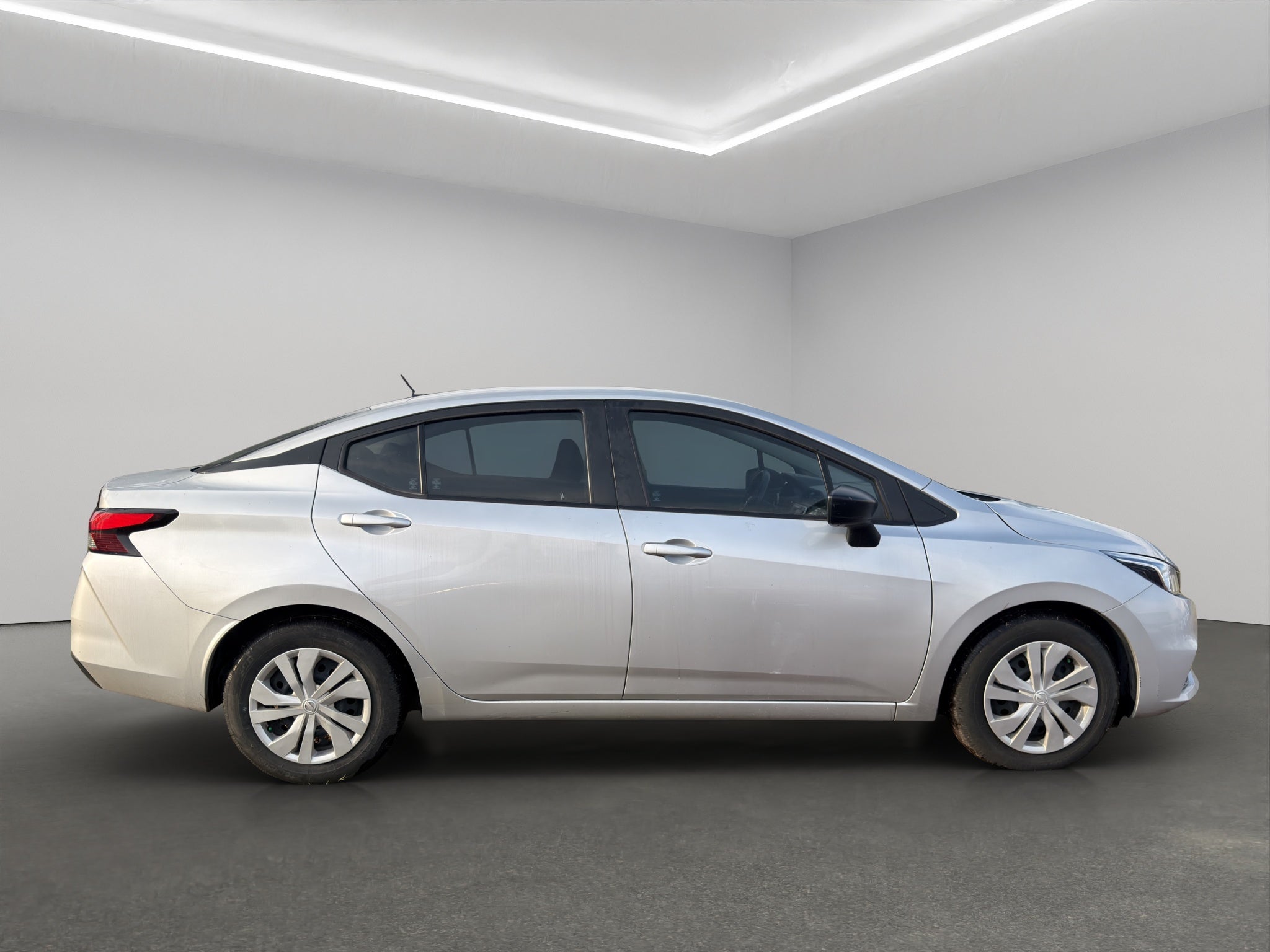 2022 Nissan Versa 4 pts. Sense, TM5, a/ac., VE, R-15 (línea anterior)