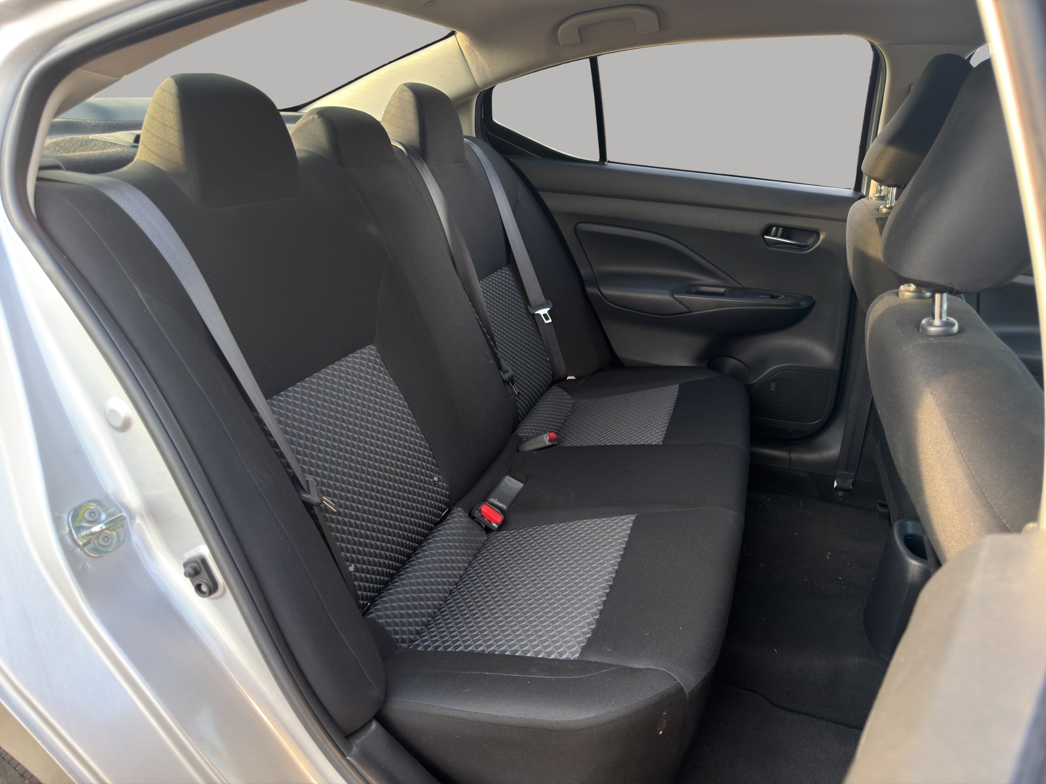 2022 Nissan Versa 4 pts. Sense, TM5, a/ac., VE, R-15 (línea anterior)