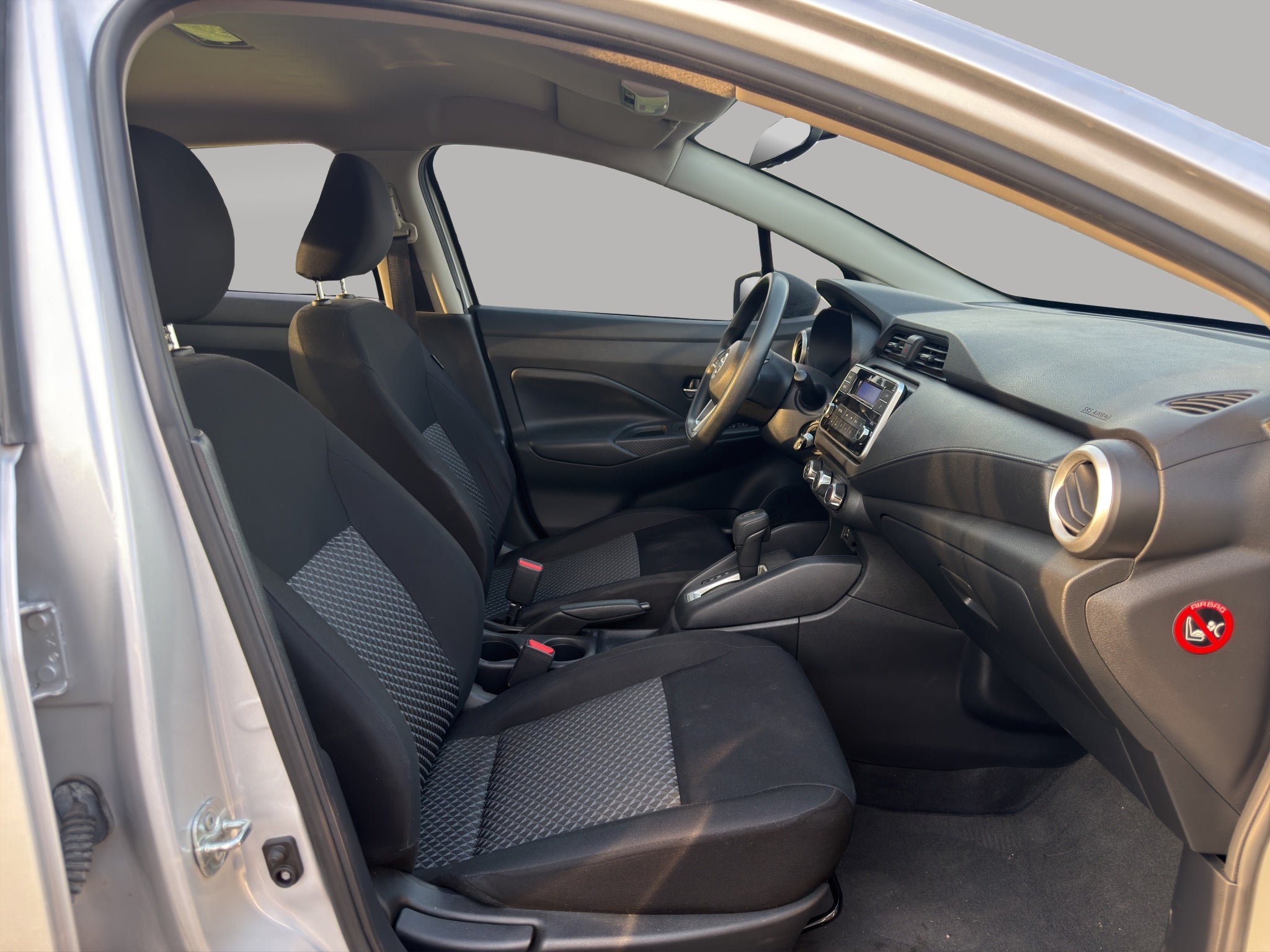2022 Nissan Versa 4 pts. Sense, TM5, a/ac., VE, R-15 (línea anterior)