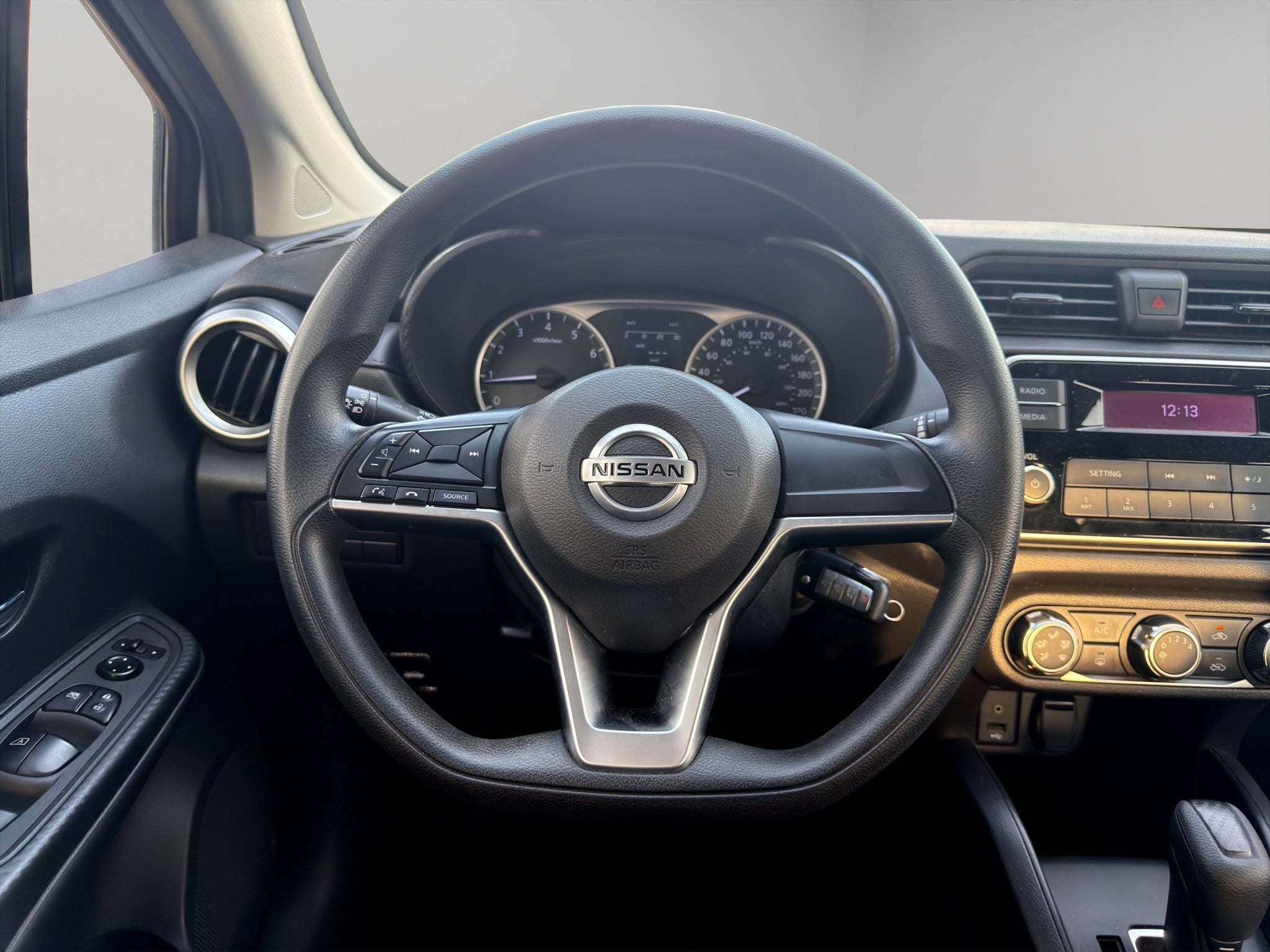 2022 Nissan Versa 4 pts. Sense, TM5, a/ac., VE, R-15 (línea anterior)