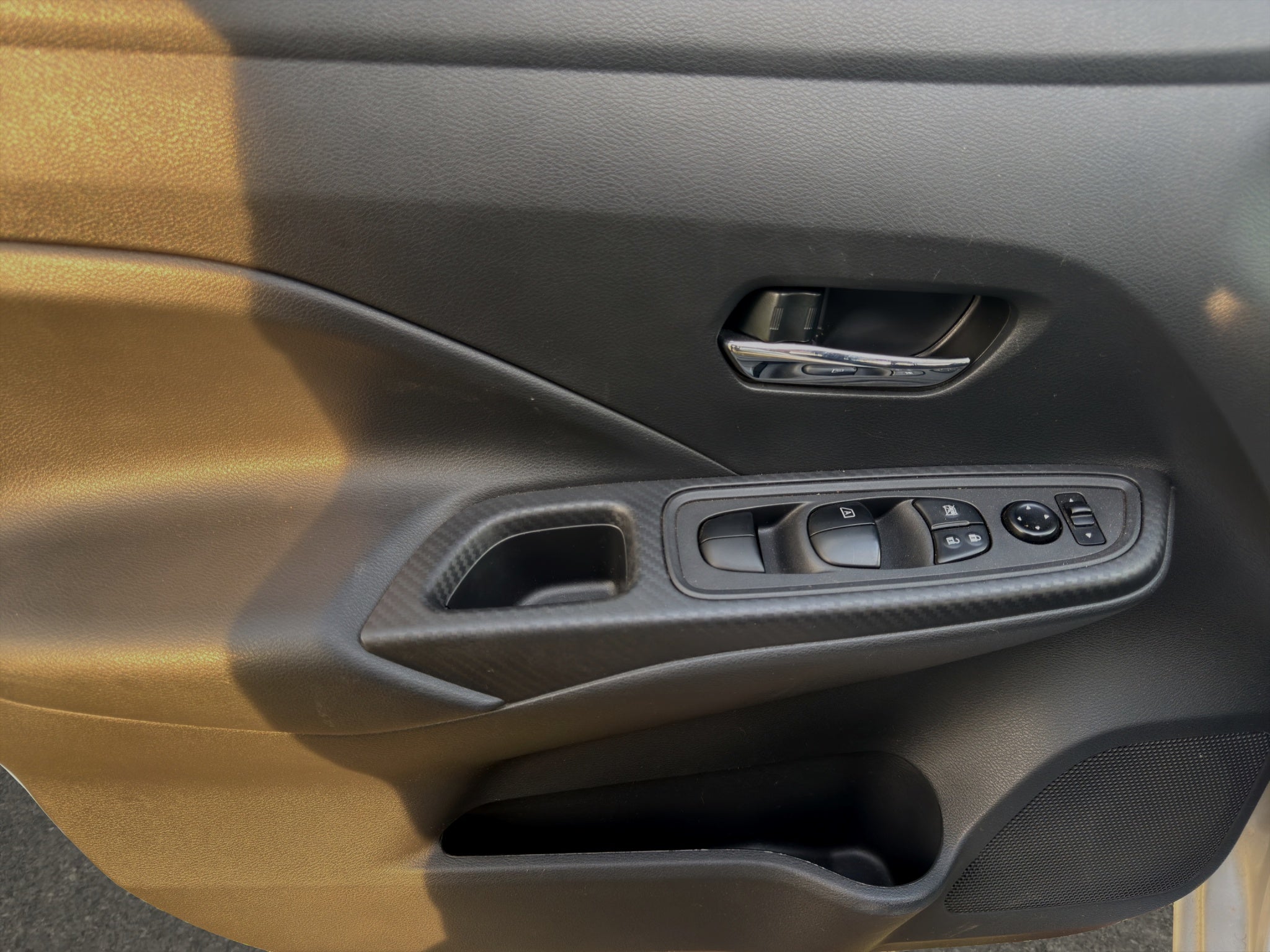 2022 Nissan Versa 4 pts. Sense, TM5, a/ac., VE, R-15 (línea anterior)