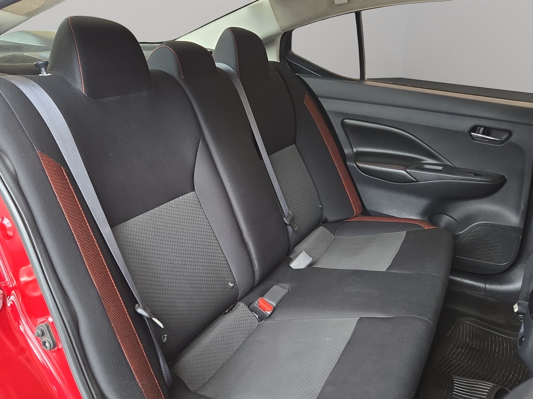 2023 Nissan Versa 4 pts. SR, TA, a/ac. Aut., f. niebla, f. led, spoiler, RA-17 (cambio de línea)