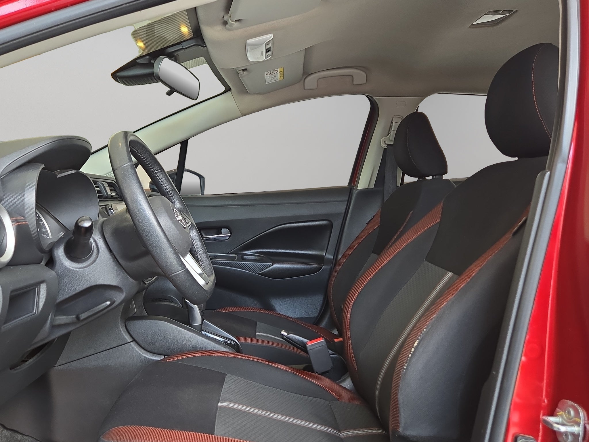 2023 Nissan Versa 4 pts. SR, TA, a/ac. Aut., f. niebla, f. led, spoiler, RA-17 (cambio de línea)