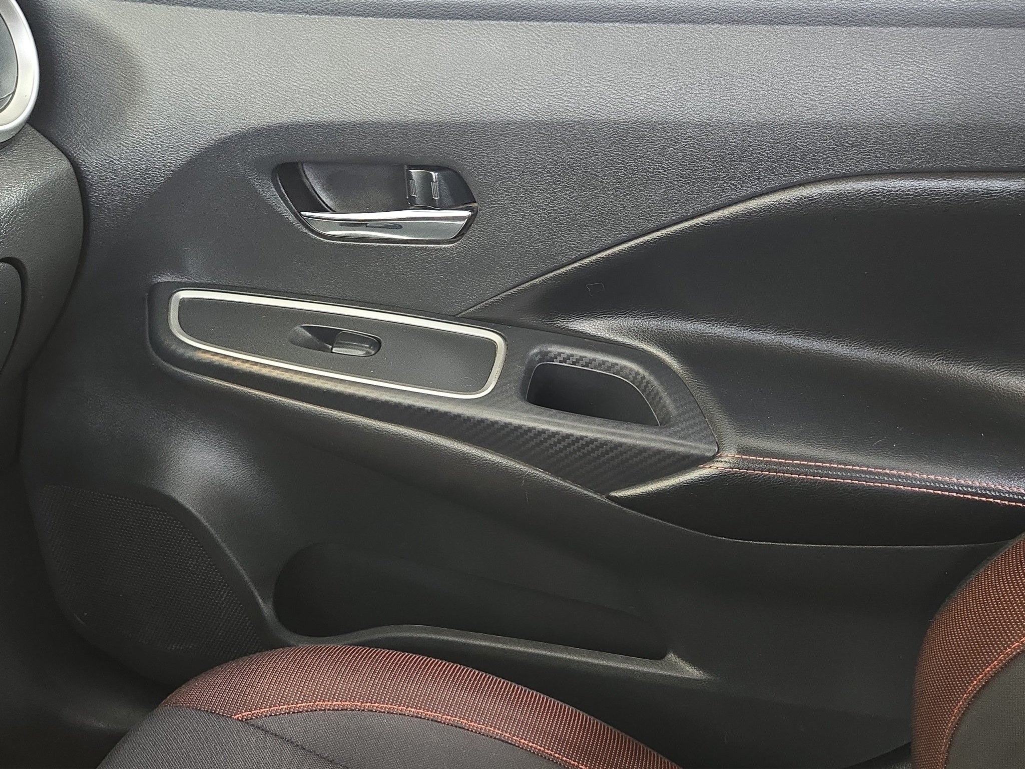 2023 Nissan Versa 4 pts. SR, TA, a/ac. Aut., f. niebla, f. led, spoiler, RA-17 (cambio de línea)