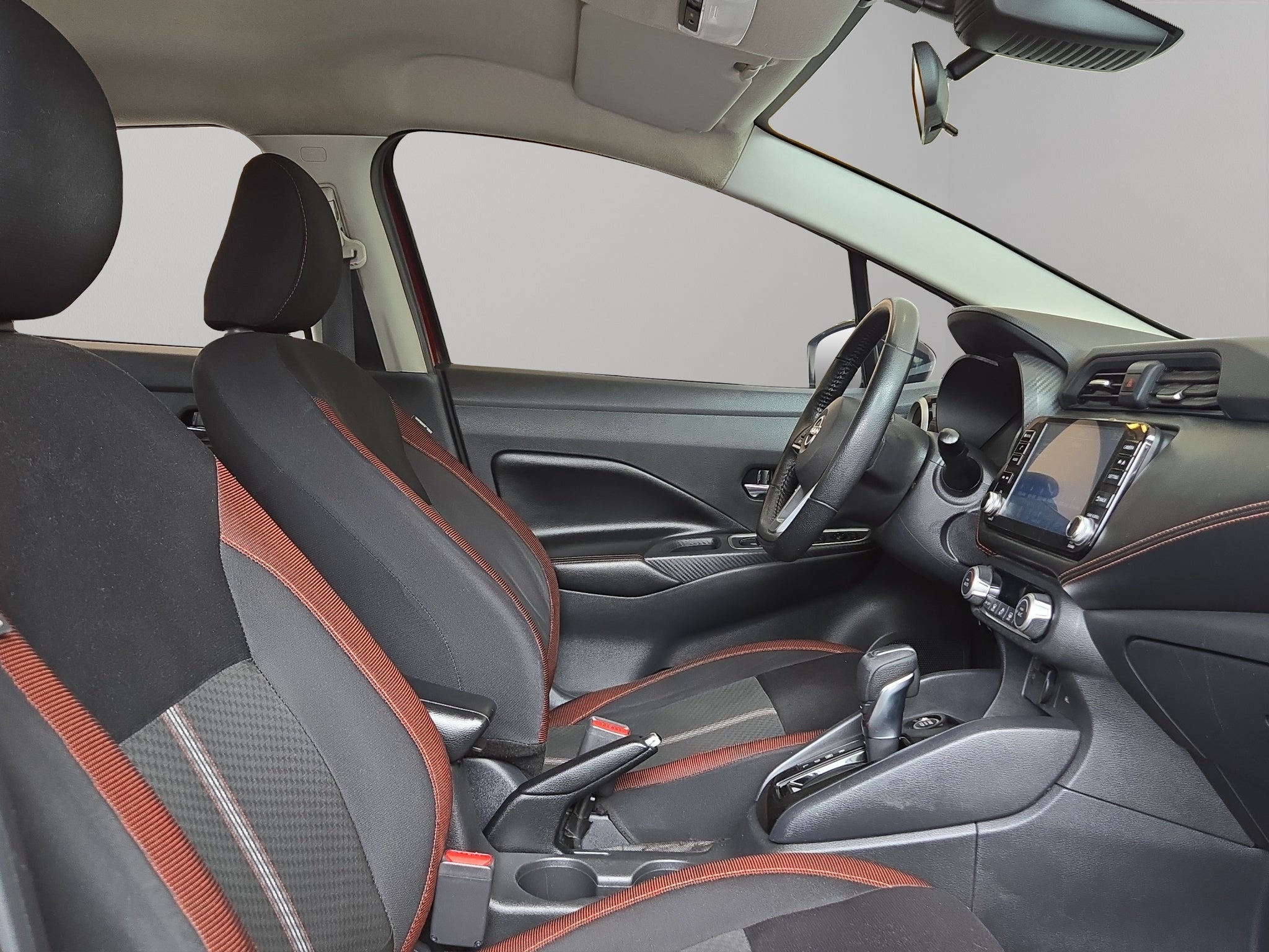 2023 Nissan Versa 4 pts. SR, TA, a/ac. Aut., f. niebla, f. led, spoiler, RA-17 (cambio de línea)