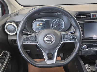 2023 Nissan Versa 4 pts. SR, TA, a/ac. Aut., f. niebla, f. led, spoiler, RA-17 (cambio de línea)