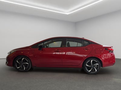 2023 Nissan Versa 4 pts. SR, TA, a/ac. Aut., f. niebla, f. led, spoiler, RA-17 (cambio de línea)