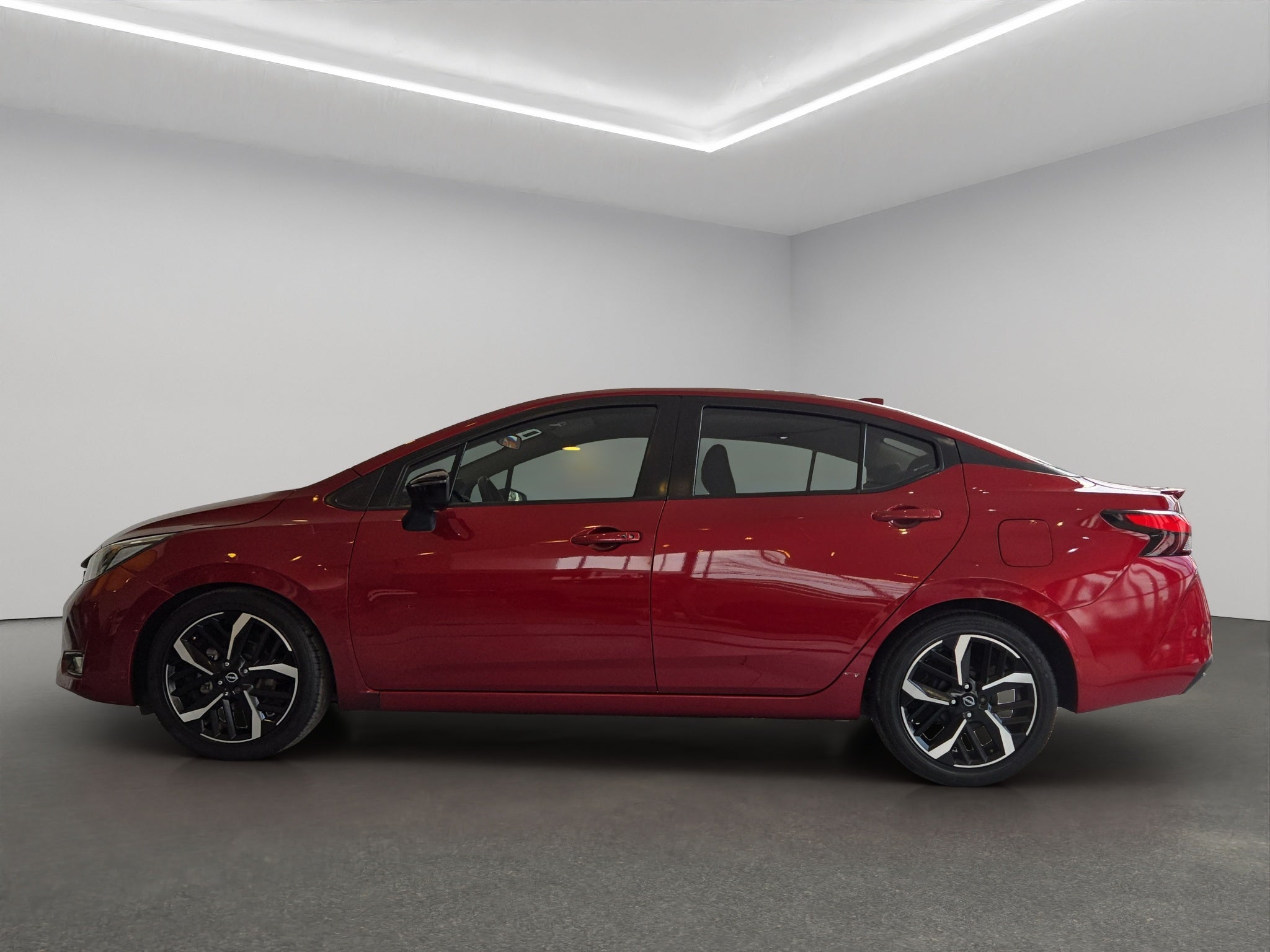 2023 Nissan Versa 4 pts. SR, TA, a/ac. Aut., f. niebla, f. led, spoiler, RA-17 (cambio de línea)