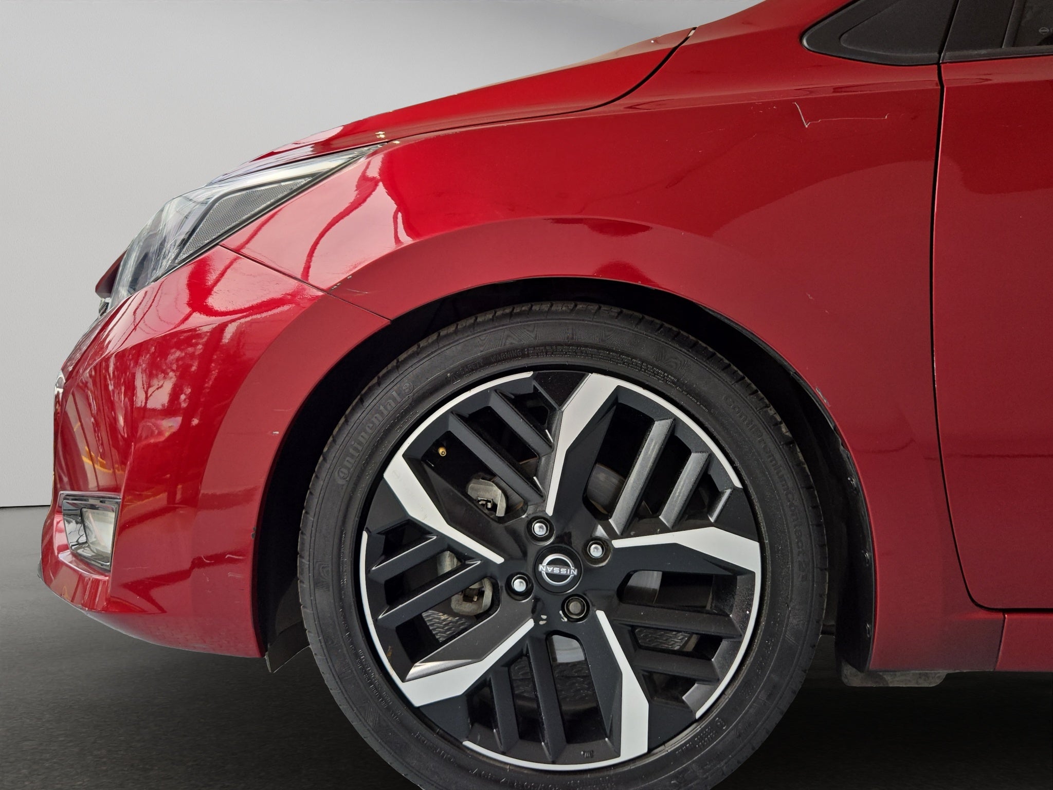 2023 Nissan Versa 4 pts. SR, TA, a/ac. Aut., f. niebla, f. led, spoiler, RA-17 (cambio de línea)