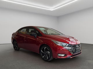 2023 Nissan Versa 4 pts. SR, TA, a/ac. Aut., f. niebla, f. led, spoiler, RA-17 (cambio de línea)