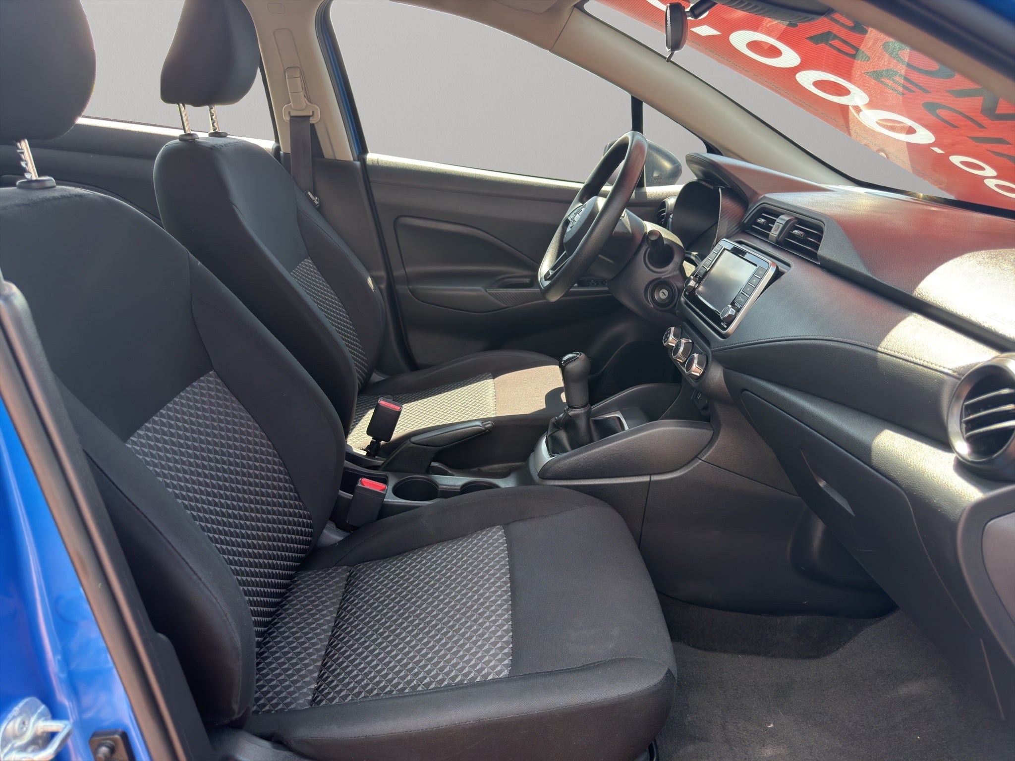 2023 Nissan Versa 4 pts. Advance, TM5, a/ac., f. niebla, RA-16 (cambio de línea)