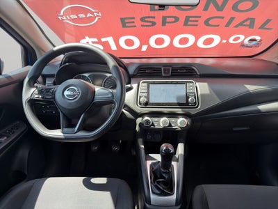 2023 Nissan Versa 4 pts. Advance, TM5, a/ac., f. niebla, RA-16 (cambio de línea)