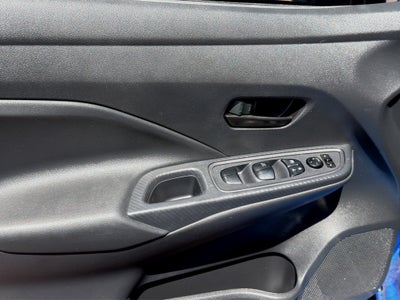 2023 Nissan Versa 4 pts. Advance, TM5, a/ac., f. niebla, RA-16 (cambio de línea)