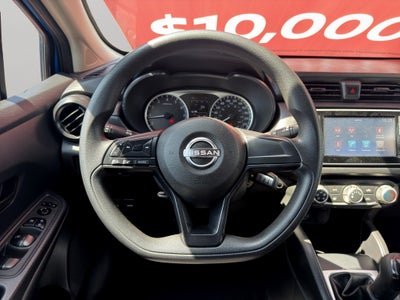 2023 Nissan Versa 4 pts. Advance, TM5, a/ac., f. niebla, RA-16 (cambio de línea)