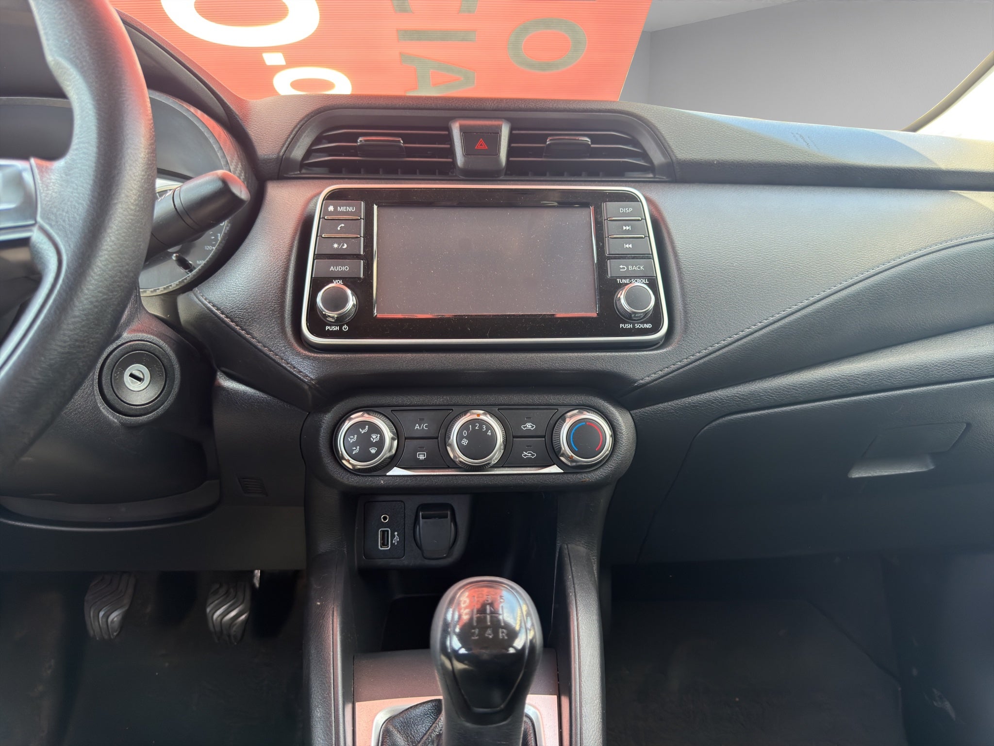 2023 Nissan Versa 4 pts. Advance, TM5, a/ac., f. niebla, RA-16 (cambio de línea)